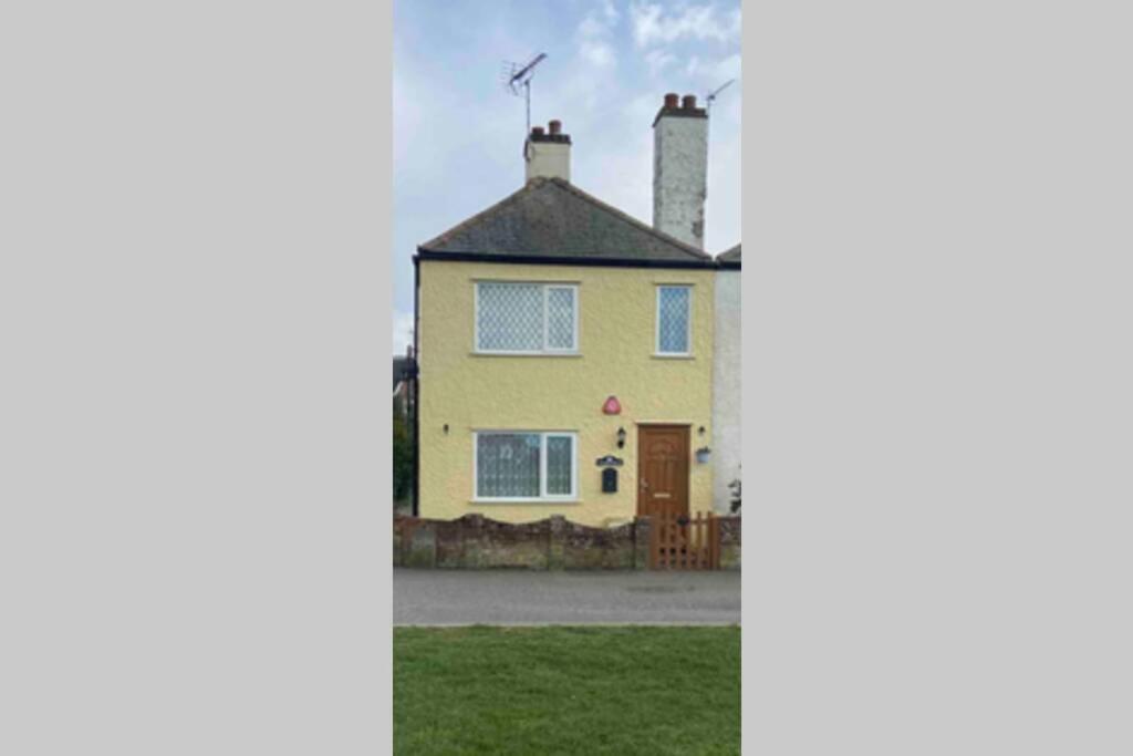 Cosy Cottage Great Bentley Near Station And Shops Exteriör bild